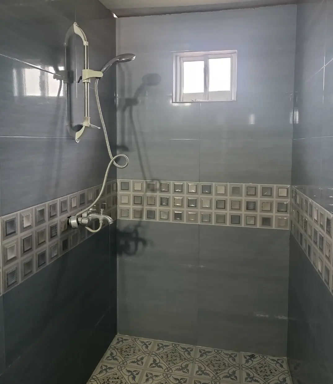 واحد تک خوابه تمیز آوینا