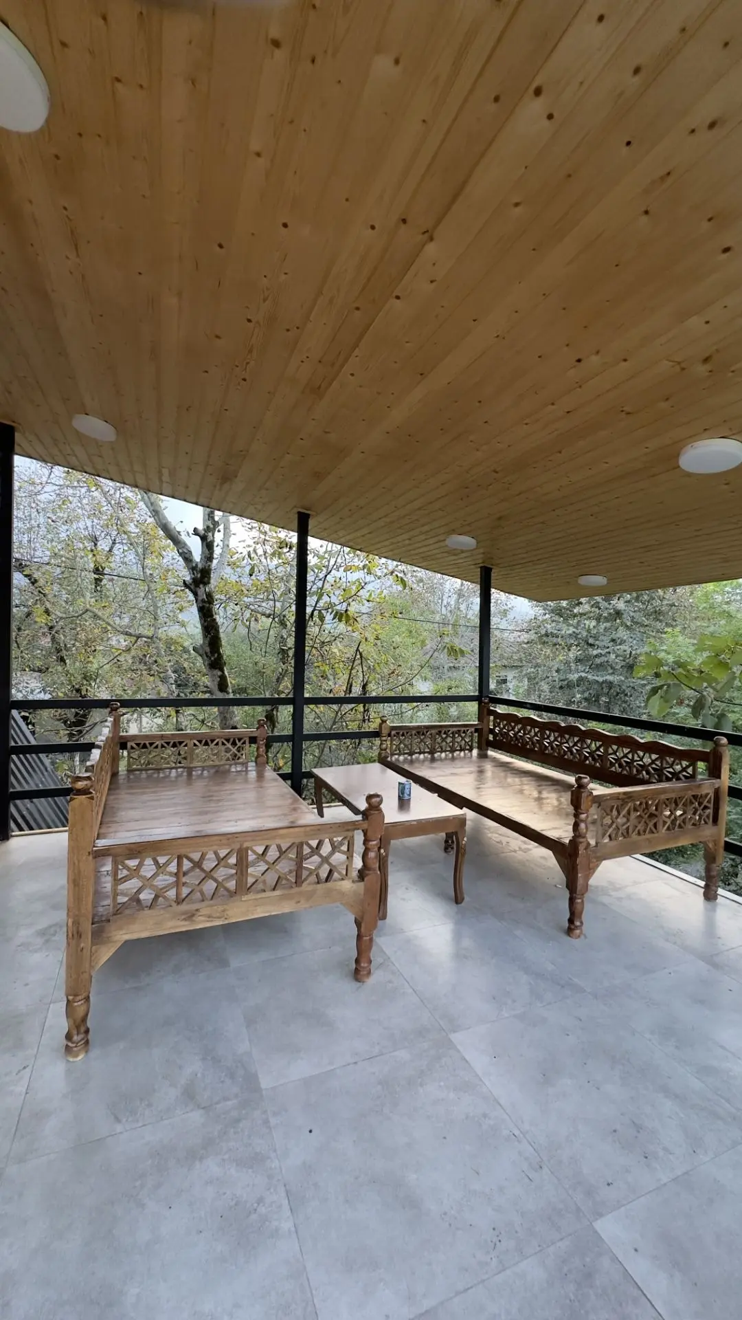 کلبه سوئیسی دو خواب کنار رودخانه