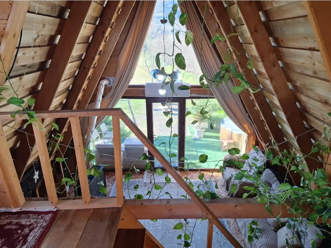 کلبه چوبی سوئیسی فرشاد