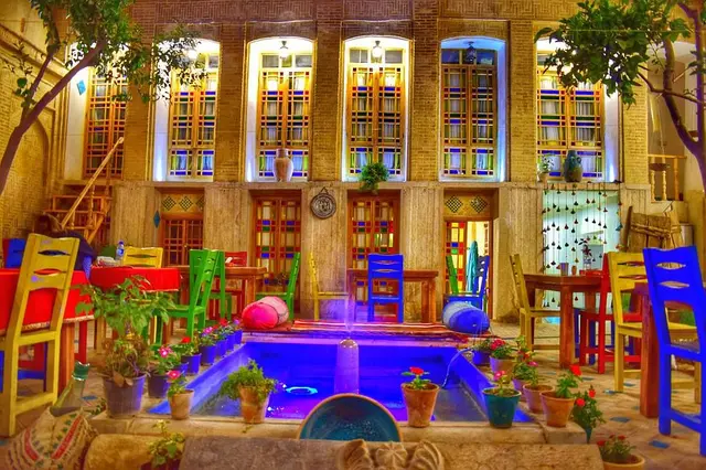 بوم گردی عمارت هفت رنگ در شیراز