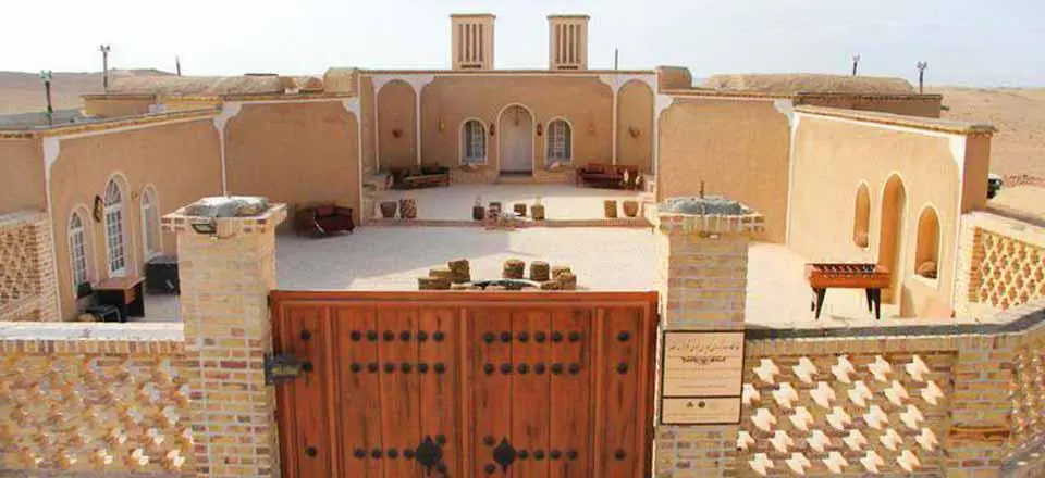 اقامتگاه بوم گردی نمکزار سه قلعه در سرایان