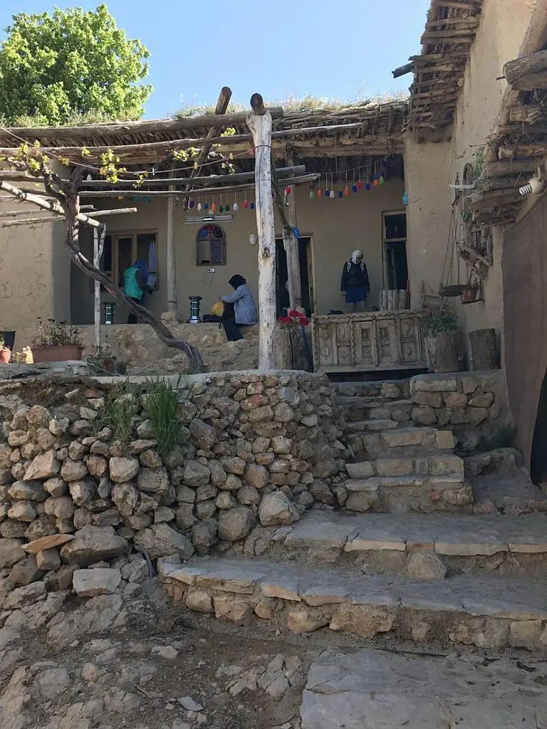 اجاره اقامتگاه بوم گردی سرای هما در سپیدان