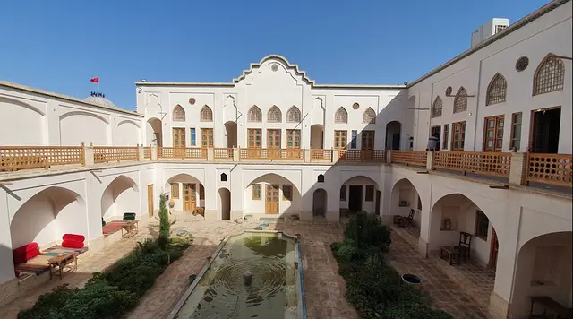 اجاره اقامتگاه سنتی خانه ادیب در کاشان