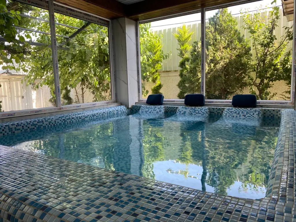 عمارت هشت خوابه سبز با پارك آبى