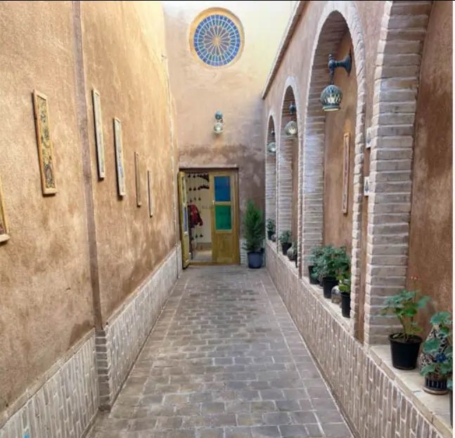 اجاره اقامتگاه سنتی عمارت عندلیبان یزد