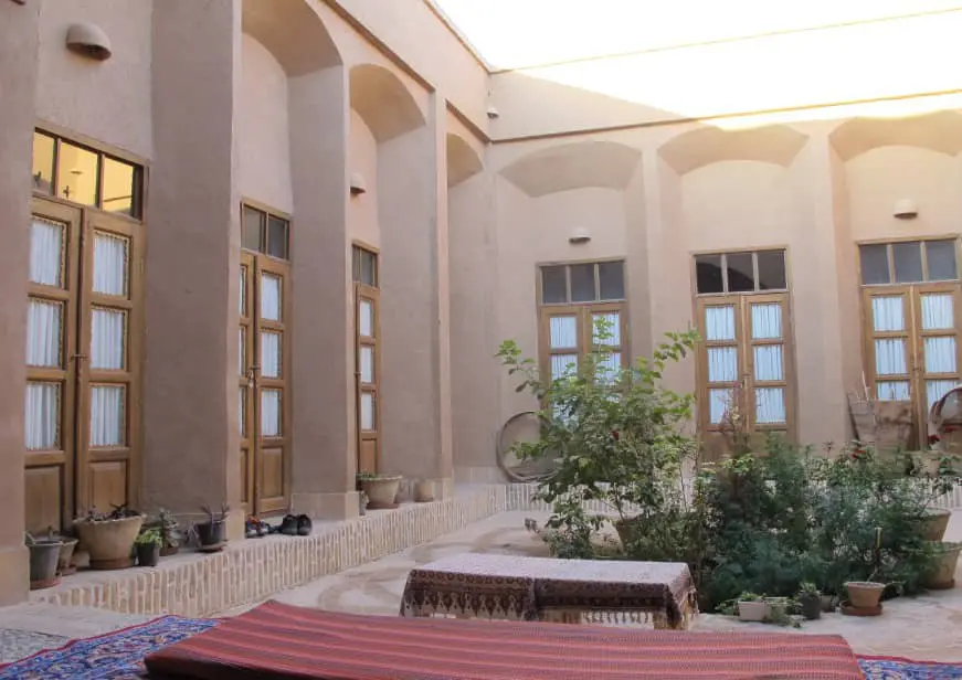 بوم گردی خانه رستم 