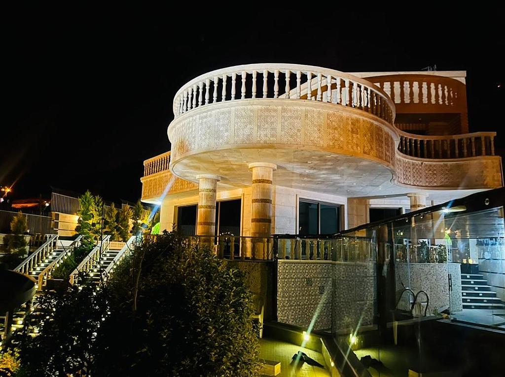 عمارت فوق لوکس کاخ پارسه در صدرا 
