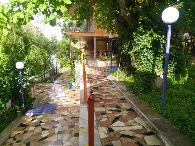 اجاره ویلا استخردار در باغ بهادران